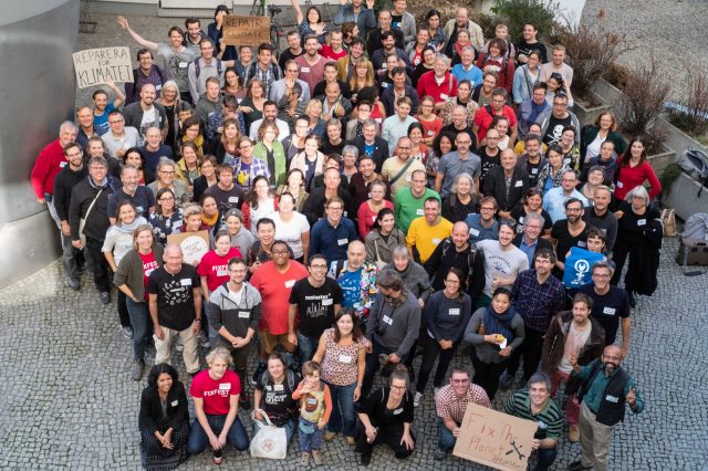 A group of around 200 people who came to Fixfest Berlin