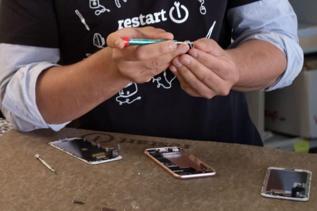 Restart volunteer fixing an Apple iPhone in 2019